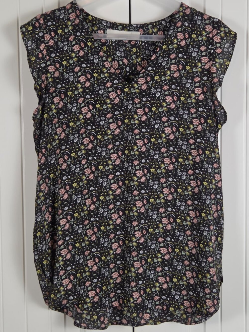 Loft Black Floral Print Size SP Pullover Blouse Short Cap Flutter Sleeve VNeck